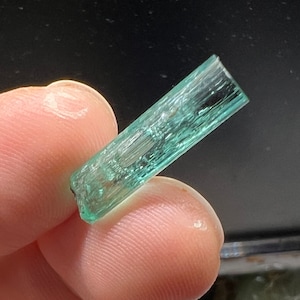 Emerald untreated crystal 21x7 mm 6 ct, Colombia