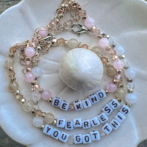 Pulseira com palavras, empilhável, amizade, personalizada feita à mão, inspiradora, nome, letra, iniciais. Frisado. Presente, personalizado.