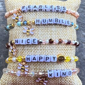 Pulseiras Bee Charm, Seja gentil/legal/humilde/destemido/feliz. Corda elástica. Presente. Frisado. Contas de letras cúbicas. Pulseiras personalizadas.
