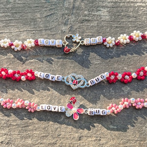 Pulsera de insectos de amor. Día de San Valentín. Cuentas de letras. Cuerda elástica. Rojo/Rosa/Blanco. Charm/Cuentas/Perlas de imitación. Cuentas de flores. Regalo para ella.