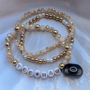 Juego de pulseras personalizadas, texto personalizado, cuentas con letras, música country, cordón elástico y cuentas. Dije de sombrero de vaquero. YeeHaw