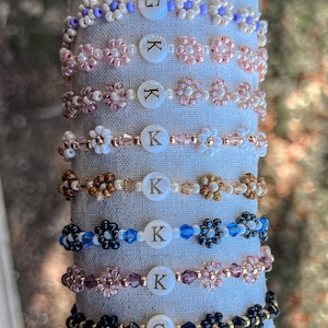 Pulsera de flores con cuentas, pulsera de margarita, pulsera hecha a mano, personalizada, iniciales de letras, boho, cuenta de concha de perla, regalo para ella.