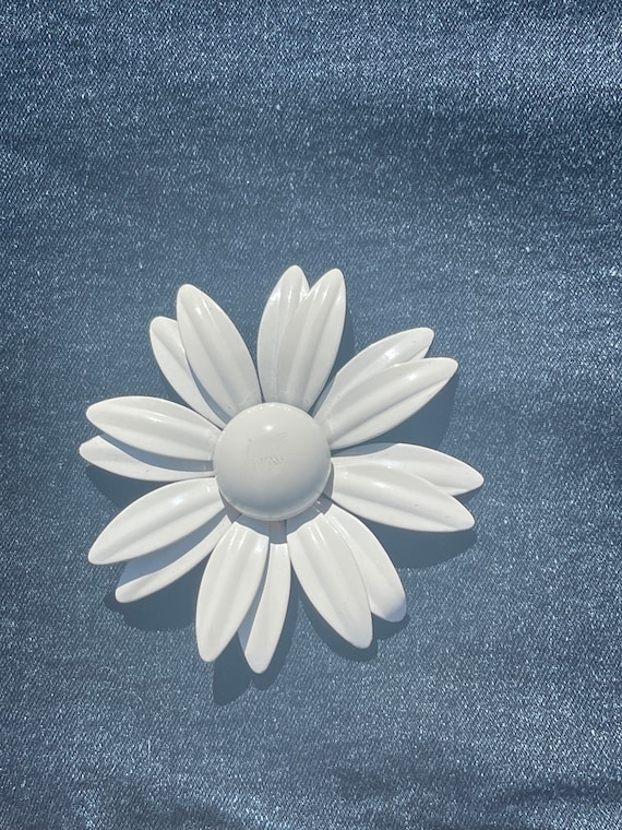 MCM large flower pin
