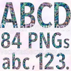 Op de afbeelding: Een set alfabetletters en -cijfers met een parelmoerachtige, iriserende afwerking. De letters zijn A, B, C, D, en de cijfers zijn 8, 4, 1, 2, 3. De letters en cijfers zijn in wit lettertype en hebben een blauwe, groene en paarse, iriserende afwerking. De tekst "Digital Download 84 PNGs VictoriasSecret.etsy.com" bevindt zich onder de letters en cijfers.