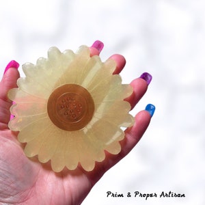 Daisy nailfie prop. Daisy. Daisy nailfie. Nailfie prop. Custom nailfie prop. Resin art. Resin nailfie prop.