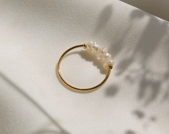 ISLA handmade ring with natural freshwater pearls and thin golden circle