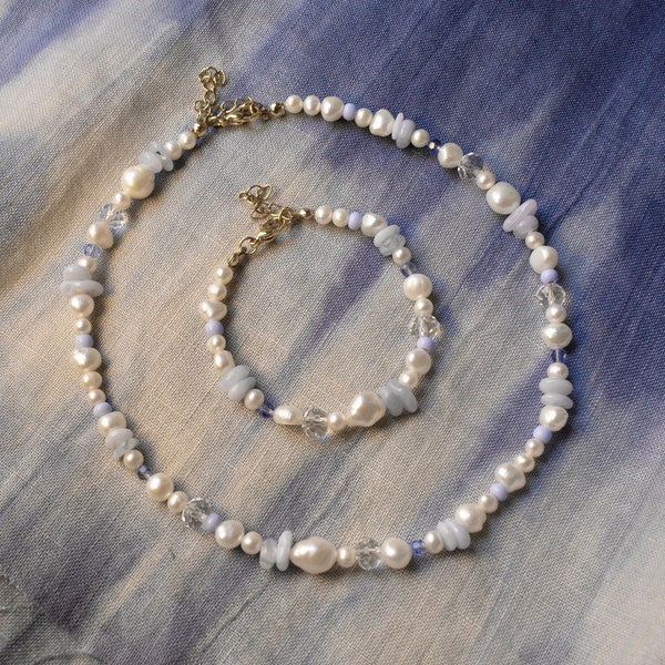 MARINE collana fatta a mano con perle di fiume naturali, pietre di Agata azzurre e perline di vetro colorate
