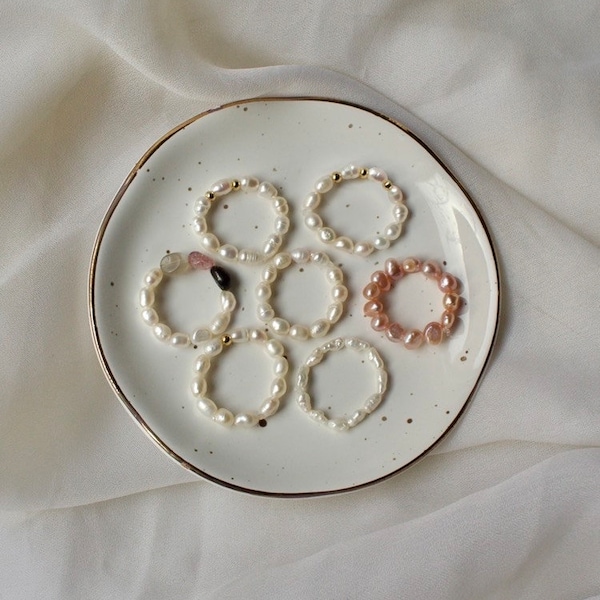 LIV anelli fatti a mano con perle di fiume naturali, dettagli dorati e pietre colorate