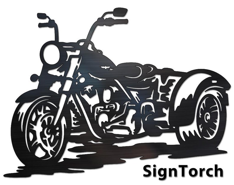 Op de afbeelding: Zwarte metalen silhouet van een motorfiets met zijspan. De motorfiets heeft een groot voorwiel en een kleiner achterwiel. De zijspan is aan de rechterkant van de motorfiets bevestigd. De afbeelding is uit metaal geknipt en heeft een geborstelde metalen afwerking. De afbeelding is rechtsonder getekend met "SignTorch".