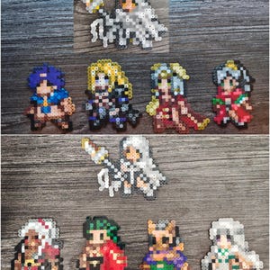 Puede incluir: Una colección de doce figuras de arte píxel hechas con pequeñas cuentas de plástico. Las figuras representan varios personajes con distintas paletas de colores, incluyendo blanco, azul, amarillo, rojo, verde y marrón, dispuestas en dos filas.