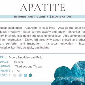 Pu&ograve; includere: Una grafica blu e verde con la parola "Apatite" in un grande carattere grassetto. Il testo "Inspiration | Clarity | Motivation" &egrave; sotto la parola "Apatite". La grafica include anche una descrizione delle propriet&agrave; dell'apatite, inclusa la sua connessione alle vite passate, la sua capacit&agrave; di migliorare la concentrazione e la chiarezza e la sua capacit&agrave; di aumentare la motivazione. La grafica include anche informazioni sulla cura dell'apatite, il segno zodiacale, i chakra, gli elementi e i colori.
