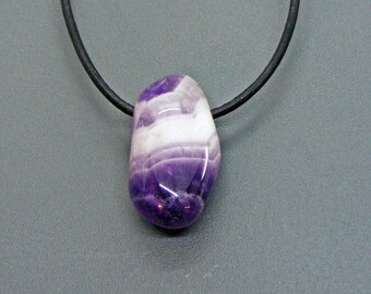 CHEVRON-AMETHYST EDELSTEIN-ANHÄNGER FREEFORM TROMMELSTEIN mit Lederband #K1