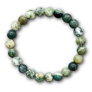 Könnte beinhalten: Ein kreisförmiges Stretch-Armband aus glatten, runden Moosachat-Perlen. Die Perlen weisen ein abwechslungsreiches Muster aus tiefem Waldgrün, durchscheinendem Hellgrün und undurchsichtigen weißen Einschlüssen auf, was ein natürliches, marmoriertes Aussehen erzeugt.