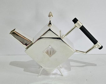 Tetera vintage en forma de diamante plateada estilo Christopher Dresser con mango ebonizado
