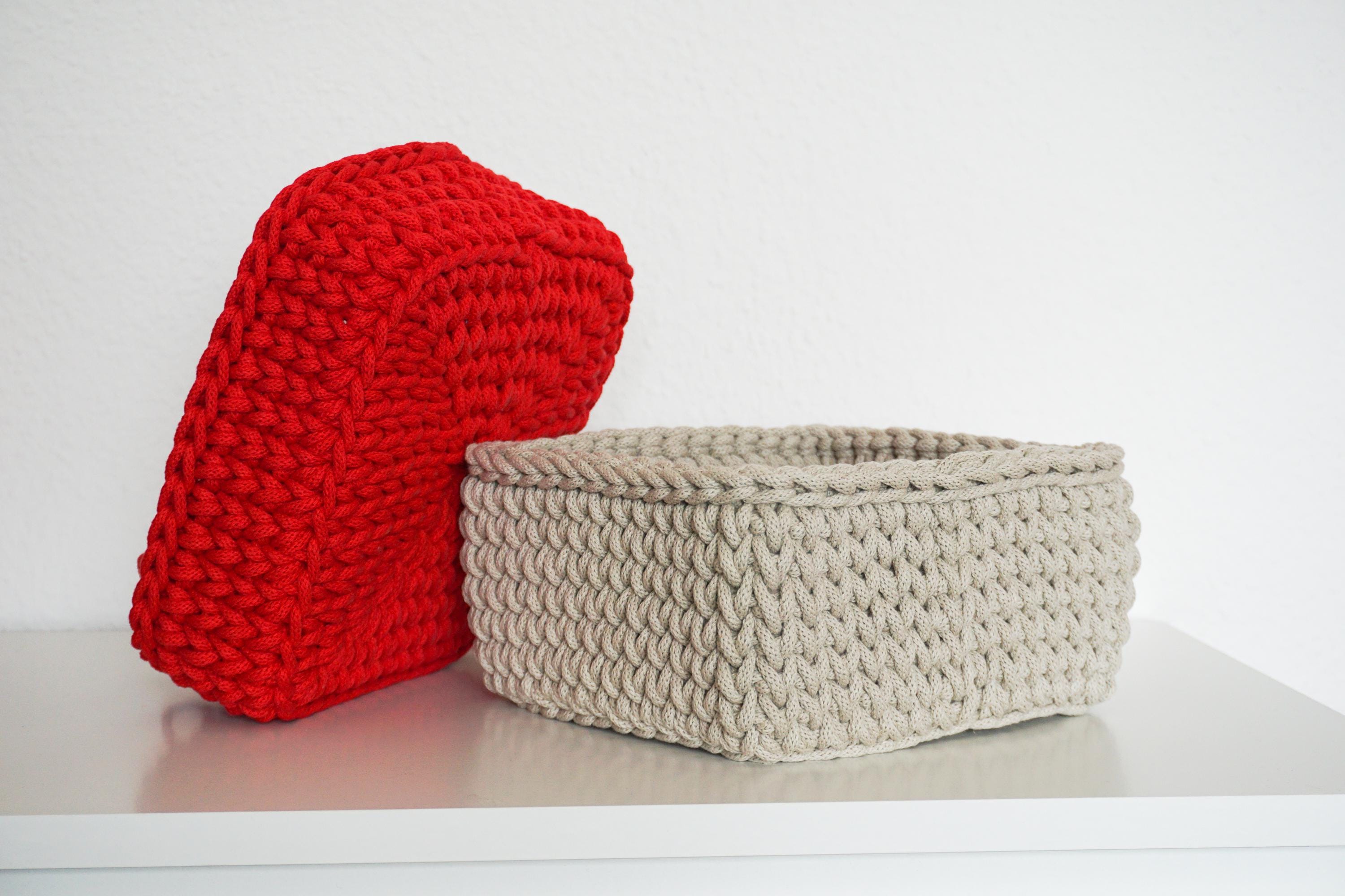 かぎ針編みの模様の正方形収納バスケット。ナプキン、鍵、お菓子などを