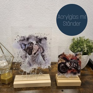 Puede incluir: Dos expositores de fotos de acr&iacute;lico con soportes de madera. El primer expositor presenta una pintura de acuarela de un Bulldog Franc&eacute;s con el nombre "Vala" escrito debajo. El segundo expositor presenta una pintura de acuarela de una motocicleta roja.