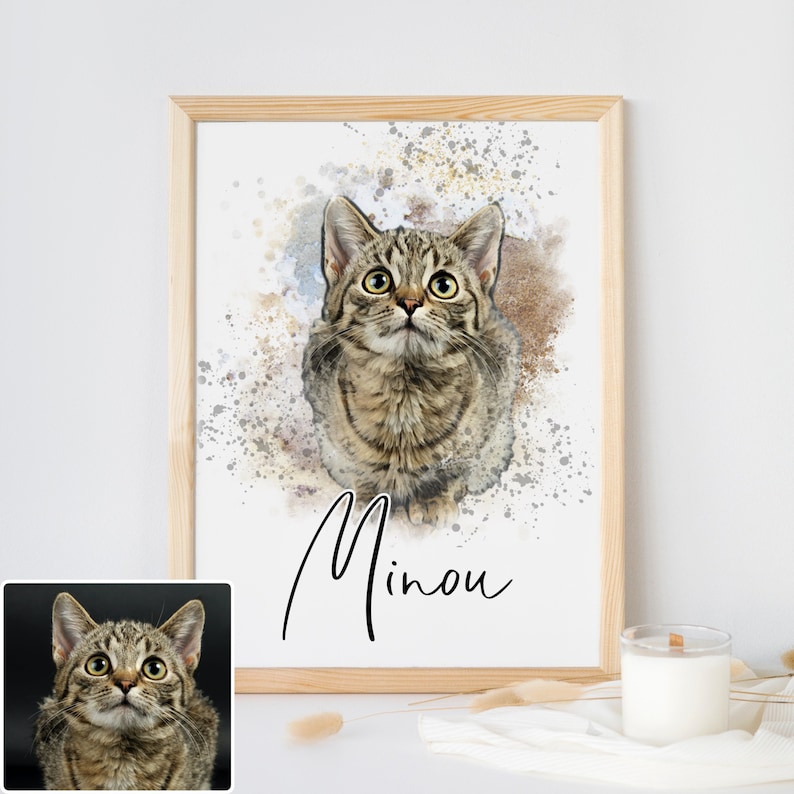 Puede incluir: Una pintura de acuarela de un gato atigrado con ojos verdes. El gato est&aacute; mirando hacia arriba y tiene un fondo blanco con salpicaduras marrones y grises. El nombre "Minou" est&aacute; escrito en cursiva debajo del gato.