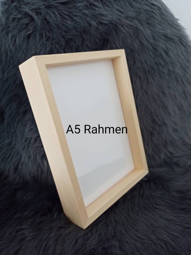 Puede incluir: Un marco de fotos de madera clara con un paspart&uacute; blanco y el texto "A5 Rahmen" impreso en el paspart&uacute;.