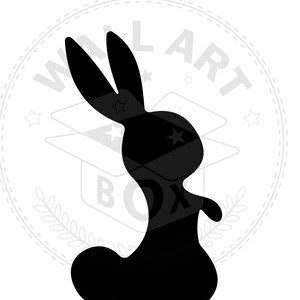 K&ouml;nnte beinhalten: Schwarze Silhouette eines Kaninchens, das auf seinen Hinterbeinen steht und die Ohren aufgestellt hat. Das Kaninchen steht vor einem wei&szlig;en Hintergrund mit einem grauen Kreis, in dem "Wall Art Box" steht.