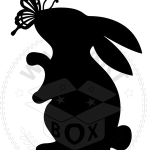 K&ouml;nnte beinhalten: Schwarze Silhouette eines Kaninchens mit einem Schmetterling im Maul. Das Kaninchen steht auf einer Schachtel mit dem Wort "BOX" darauf.