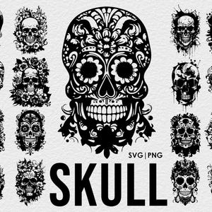 Op de afbeelding: Een verzameling van 16 zwart-witte schedel-illustraties met bloemmotieven. De schedels zijn in verschillende poses en stijlen, waaronder suikerschedels, traditionele schedels en schedels met bloemen. De tekst "SKULL" is in vetgedrukte, zwarte letters onderaan de afbeelding geschreven. De tekst "SVG | PNG" is in kleinere letters boven het woord "SKULL" geschreven.