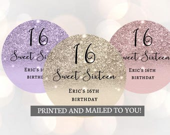Könnte beinhalten: Drei runde, glitzernde Aufkleber mit einem Farbverlauf. Die Aufkleber zeigen die Zahl 16, die Worte "Sweet Sixteen" und den Text "Eric's 16th Birthday".