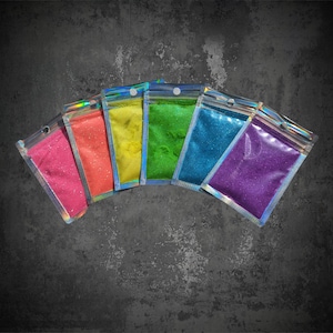 Brillo reactivo UV de neón - fino y extra brillante - Viene en 6 colores (rosa, naranja, amarillo, verde, azul, morado) - Bolsas individuales o múltiples