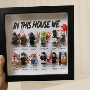 In This House We… Horror Geschenkrahmen, Horrorfiguren Dekor Geschenke, personalisierte Halloween Geschenke für Freunde, Familie, alle Gruselfilm-liebenden