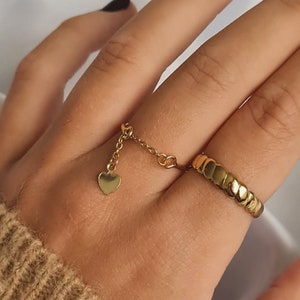 Fine gold chain ring with small heart pendant, discreet delicate minimalist style, adjustable size, Soulmates model