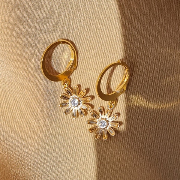 Boucles d'oreilles dormeuses minimalistes or acier inoxydable pendentif fleur marguerite strass, modèle BLOOM