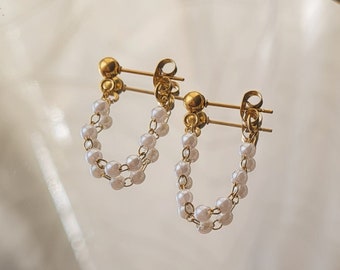 Boucles d'oreilles minimalistes en acier inoxydable or chaîne et perles nacre blanche, modèle Poem monoboucle ou paire