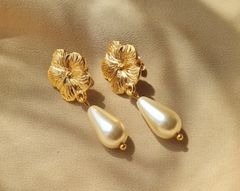 Boucles d'oreilles pendantes grosses fleurs pensées or et perle goutte de nacre style vintage romantique, modèle Dazzling Bijoux de Mariage