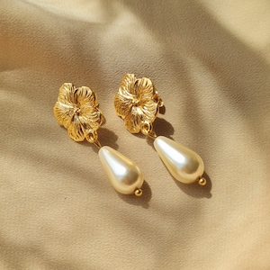 Dangling earrings with large gold pansy flowers and mother-of-pearl drop, romantic vintage style, Dazzling model Wedding Jewelry