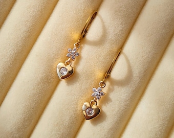 Boucles d'oreilles dormeuses or acier inoxydable pendentif petite fleur dorée et coeur strass cristal, modèle Camélia monoboucle ou paire