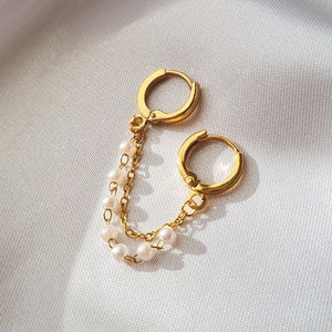 Golden double chain sleeper earrings and white mother-of-pearl beads, two Stormy model piercings, single loop or pair