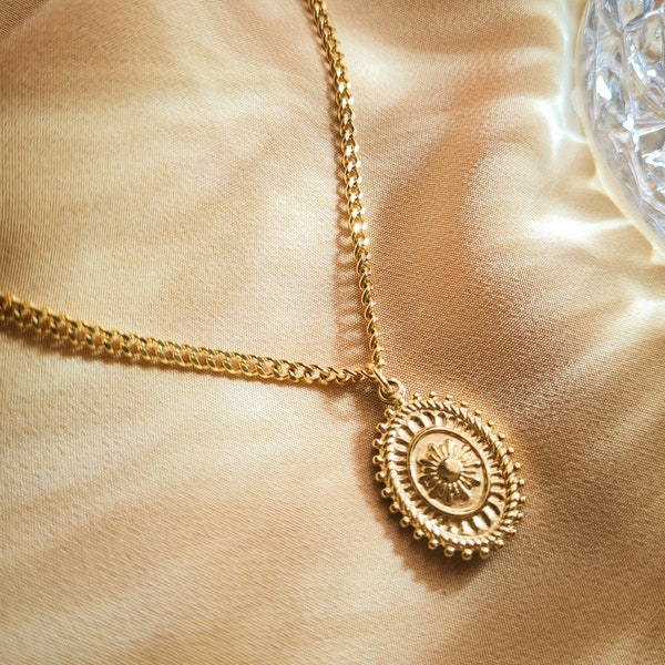 Collier chaîne maille gourmette plate or et pendentif médaille ovale soleil acier inoxydable style minimaliste à accumuler, modèle Luminary