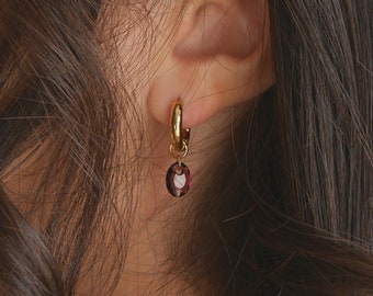 Boucles d'oreilles créoles or épaisses acier inoxydable martelé avec pendentif ovale facetté cristal violet prune améthyste, modèle Illusion