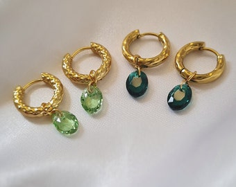 Boucles d'oreilles créoles or épaisses acier inoxydable martelé avec pendentif ovale facetté en cristal vert émeraude foncé, modèle Illusion