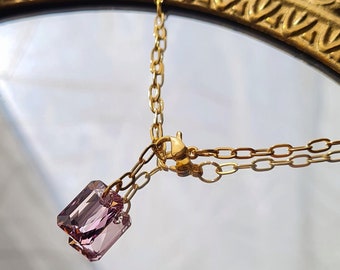 Collier chaîne acier inoxydable doré pendentif rectangulaire facetté cristal lilas mauve violet pastel, modèle Talisman Parure de Bijoux