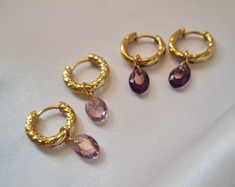 Boucles d'oreilles créoles or épaisses acier inoxydable martelé avec pendentif ovale facetté cristal violet lilas pastel, modèle Illusion