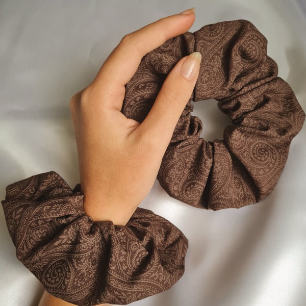 Maxi chouchou scrunchie pour cheveux marron chocolat motifs cachemire painsley anciens fleuris, accessoire de coiffure pour Femme et Enfant