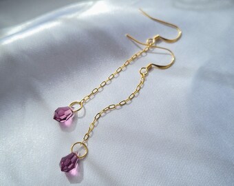 Boucles d'oreilles pendantes longues or chaînes fines et pendentif perle goutte facettée cristal violet améthyste, Mariage, modèle Twinkling