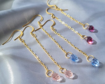 Boucles d'oreilles pendantes longues or chaînes fines et pendentif perle goutte facettée en cristal bleu ciel, Mariage, modèle Twinkling