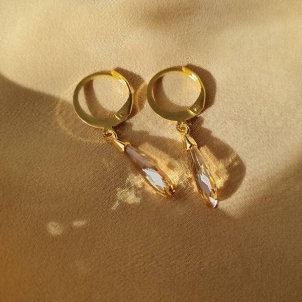Boucles d'oreilles dormeuses or avec pendentif goutte cristal facetté prismatique beige doré, modèle Romance monoboucle ou paire