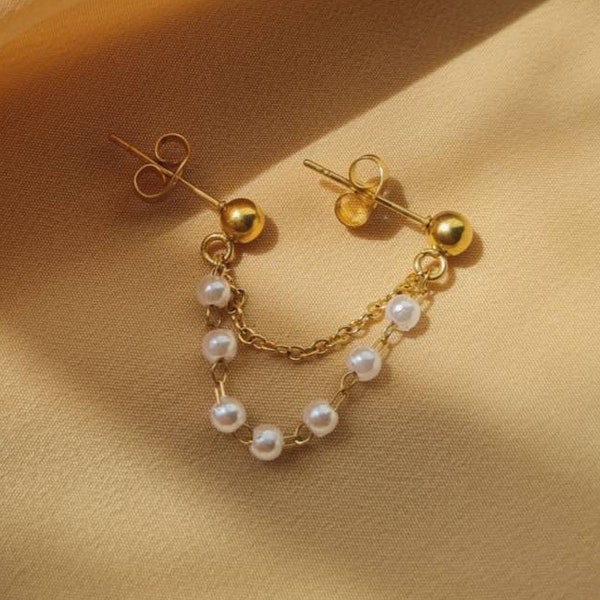 Boucles d'oreilles en acier inoxydable or double chaîne et perles nacre blanche, deux piercings modèle Sailor monoboucle ou paire