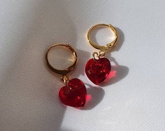 Boucles d'oreilles petites dormeuses minimalistes acier inoxydable or pendentif cœur en cristal rouge rose ou noir, Endless Love