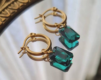 Boucles d'oreilles créoles or épaisses acier inoxydable avec pendentif rectangle facetté en cristal vert émeraude, modèle Talisman