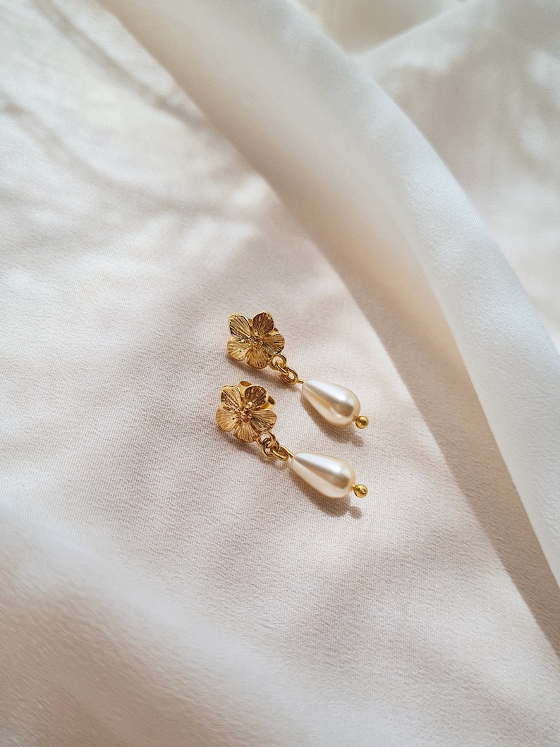 Boucles d'oreilles pendantes fleurs or et perle goutte de nacre style vintage romantique, modèle Darling image 6