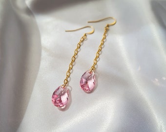 Boucles d'oreilles chaînes or pendantes avec grosses perles gouttes facettées en cristal rose pâle pastel, modèle Dream Big Bijou de Mariée