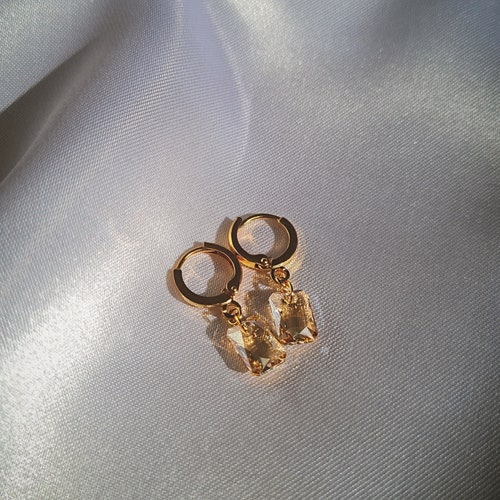 Boucles d'oreilles dormeuses or épaisses avec pendentif rectangle facetté en cristal Swarovski beige doré, modèle Petit Talisman